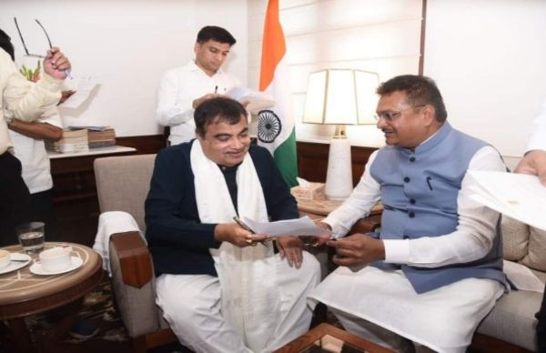 सांसद मनीष जायसवाल ने केंद्रीय मंत्री नितिन गडकरी से मुलाकात कर हजारीबाग की जर्जर सड़कों के त्वरित सुधार की मांग की