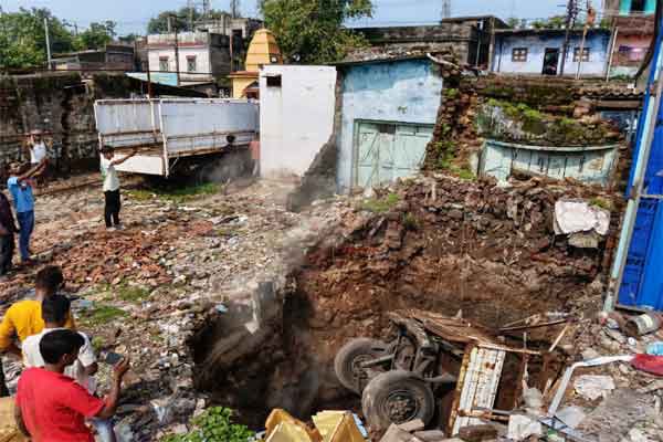 झरिया के इंदिरा चौक के समीप झरिया-सिंदरी मुख्य मार्ग से कुछ ही दूरी पर शुक्रवार देर रात अचानक भू-धंसान की घटना से पूरे क्षेत्र में हड़कंप मच गया।
