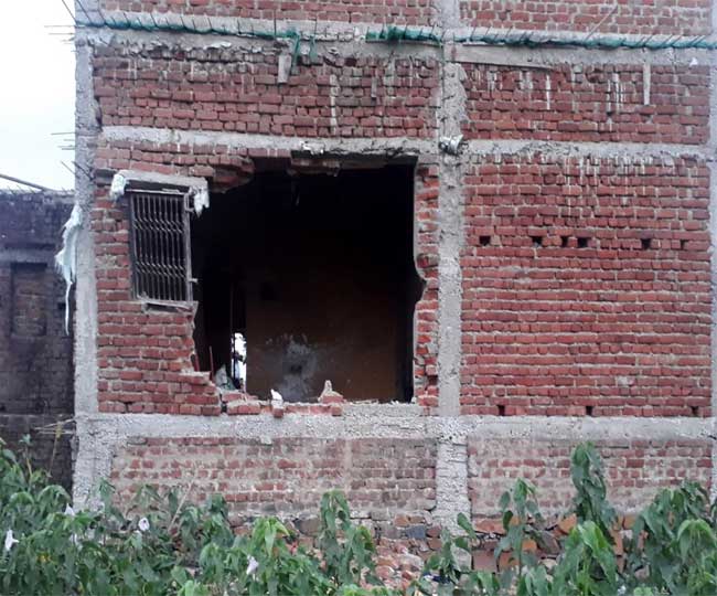 Naxalites blasted BJP office in Kharsavan of Jharkhand