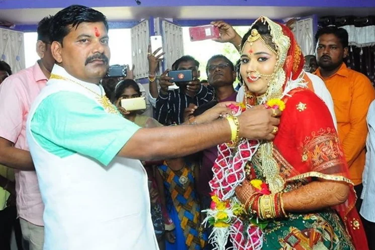 45 साल के भाजपा नेता ने 27 साल की कार्यकर्ता से रचाई तीसरी शादी