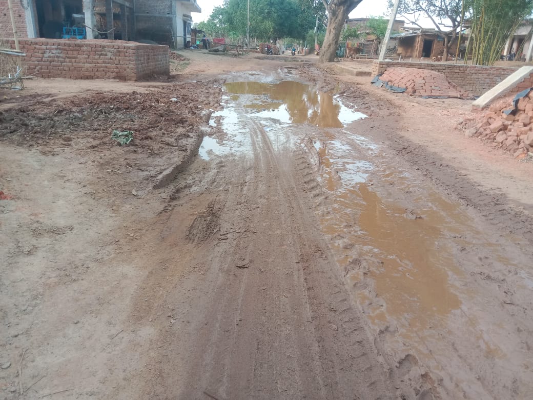 due to depilated condition of road near lake is causing inconvenience to people