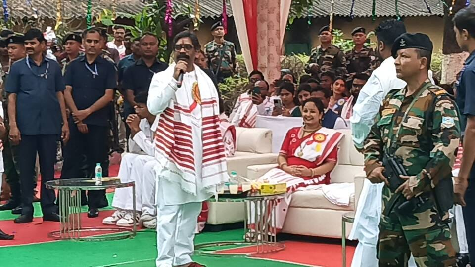 धूमधाम से मनाया जा रहा सरहुल, रांची में सीएम हेमंत सोरेन ने की पूजा-अर्चना