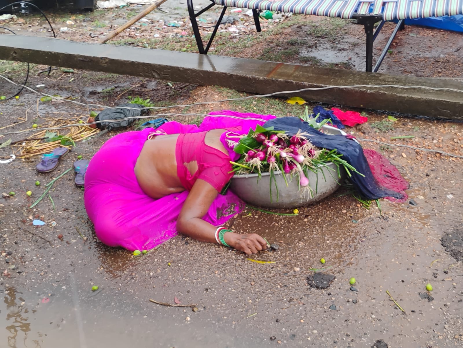 आंधी-तूफान में पोल गिरा, महिला की मौत, मुआवजे को लेकर सड़क जाम