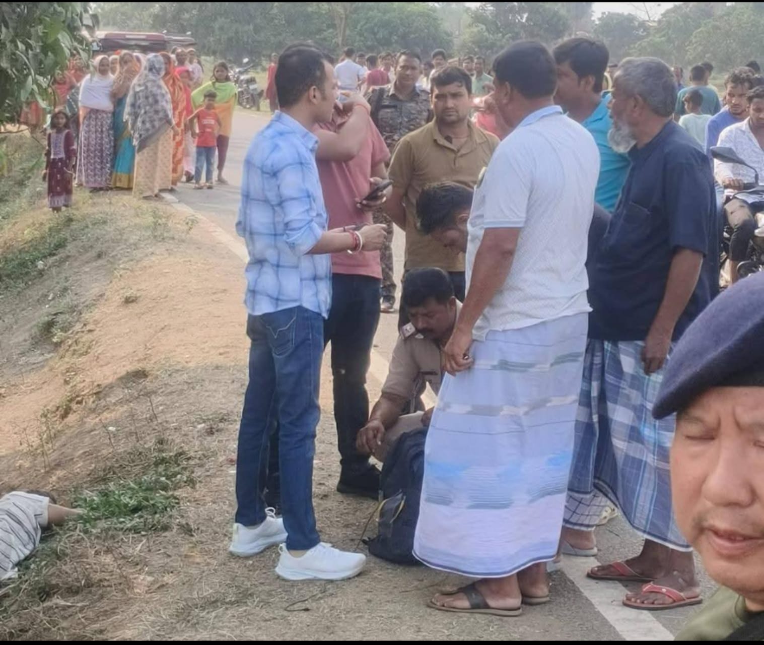 अज्ञात लोगों द्वारा एक व्यक्ति का शव काले रंग की स्कॉर्पियो गाड़ी से फेंककर फरार