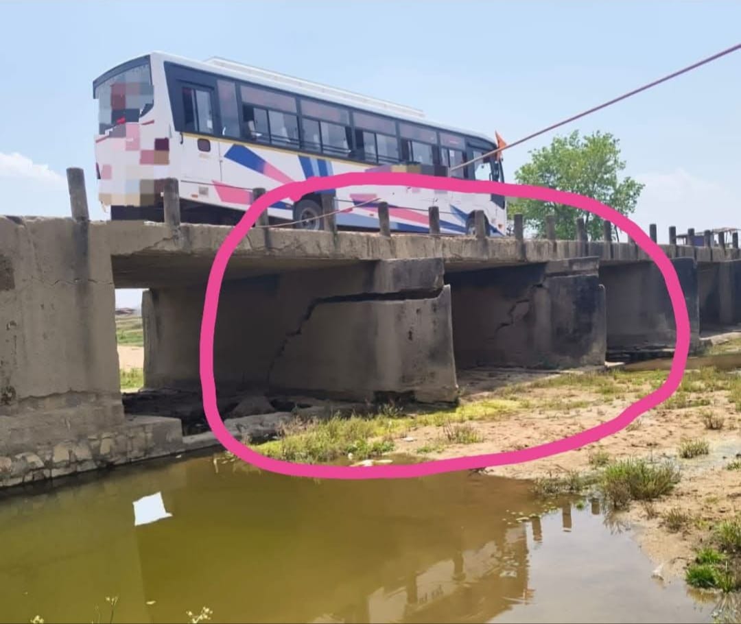 सैकड़ों लोगों की जान जोखिम में:बेलहारा पुल बना हादसे का इंतजार करता जर्जर ढांचा