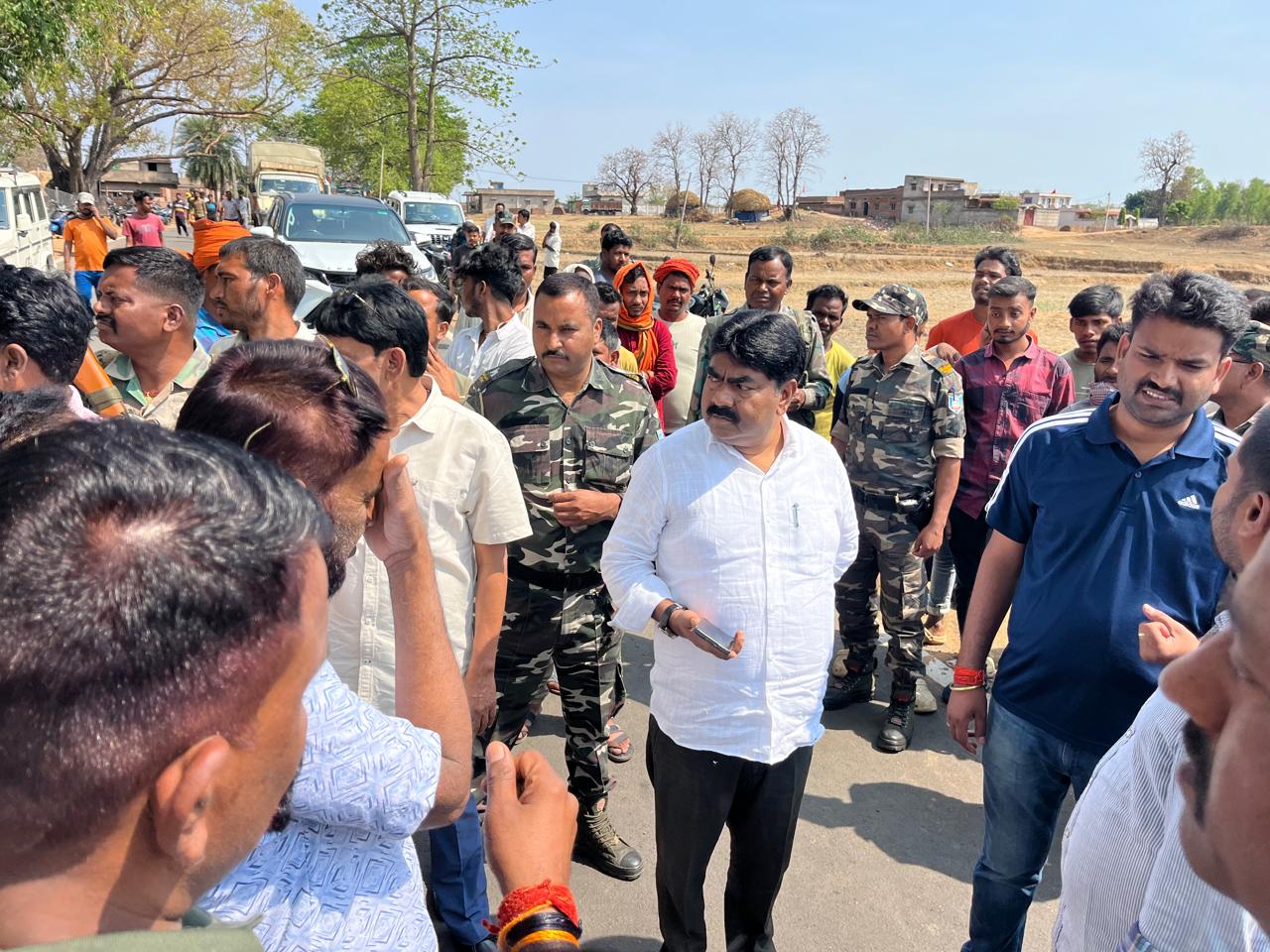 मृतक के परिजनों के मुआवजा की मांग को लेकर बीस घंटे तक बालूमाथ-खलारी पथ रहा जाम