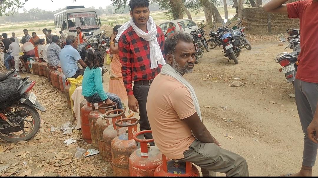 गैस लेने पहुंचे उपभोक्ता और गैस एजेंसी कर्मचारी के बीच मारपीट