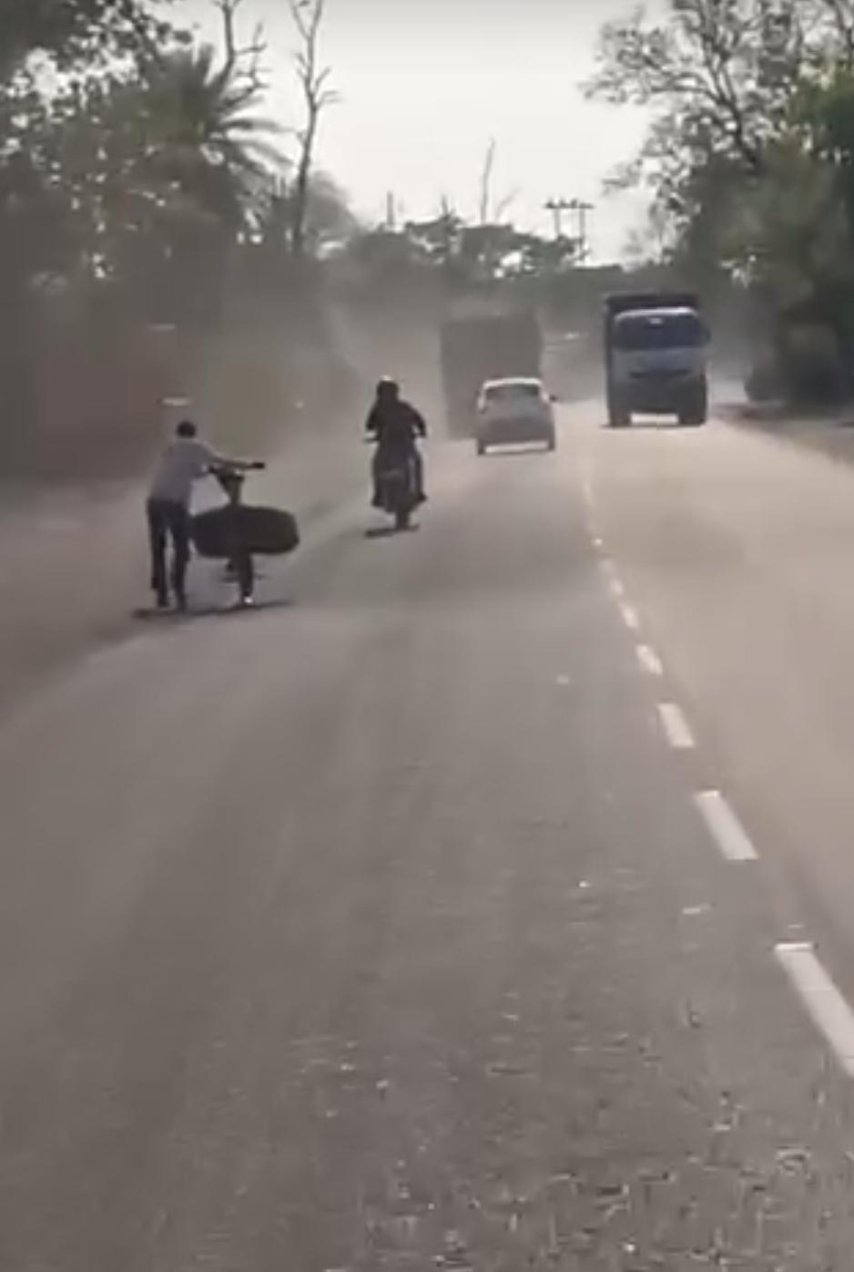 डोमचांच अंचल क्षेत्र में क्रेशर से उड़ते धूल से लोग परेशान,रायडीह मोड पचगांव पहाड़पुर मे आए दिन होती है दुर्घटनाएं