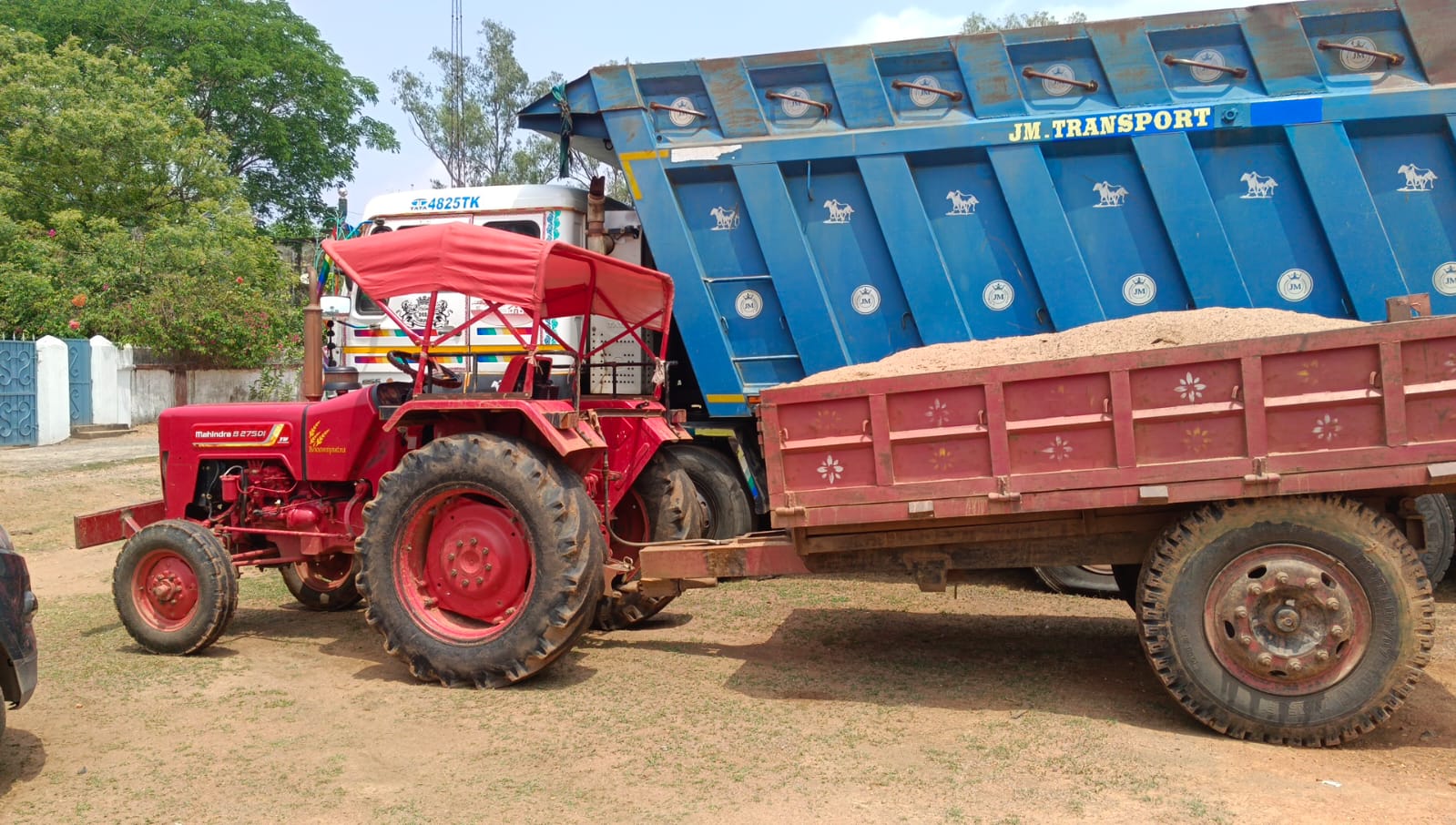 शिकारीपाड़ा में बालू माफिया पर प्रशासन का डंडा: अंचलाधिकारी ने अवैध बालू लदा ट्रैक्टर किया जप्त।