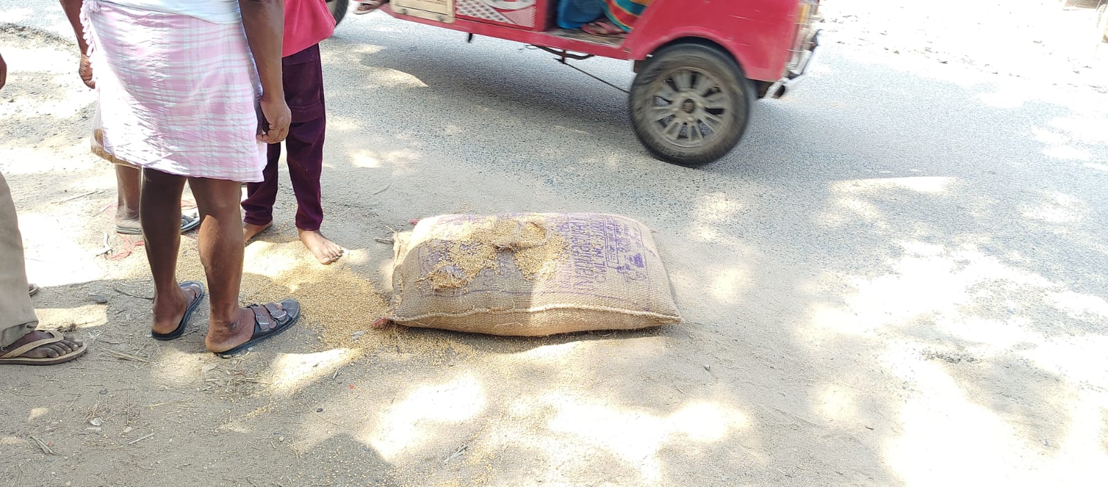 चलते गाड़ी से पीडीएस के अनाज को गाड़ी से फेंकते मजदूरों को रंगे हाथ पकड़े डीलर के परिजन।