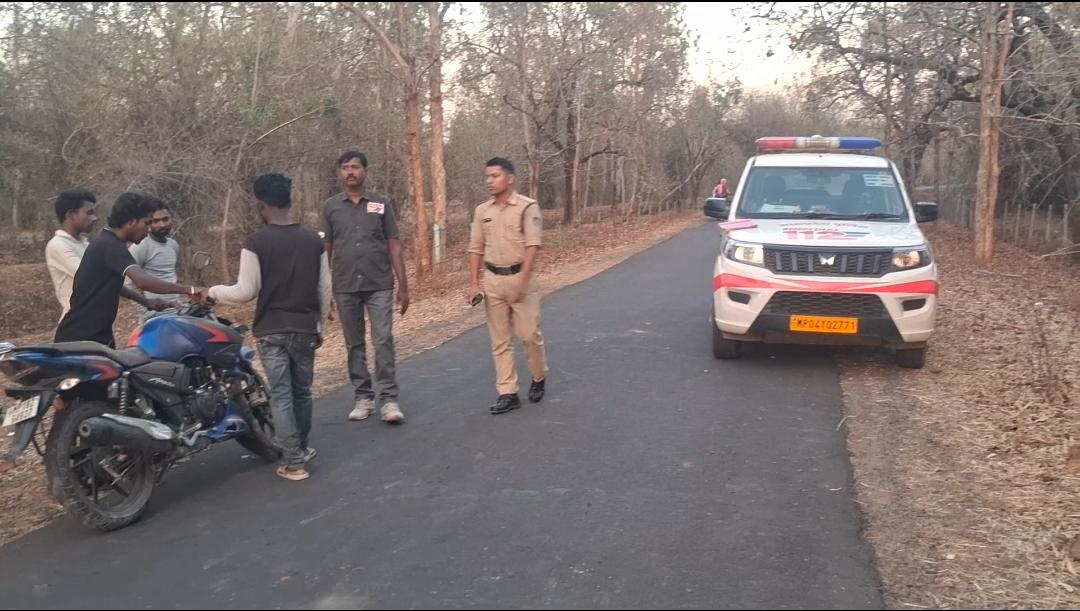 गोहपारू पलसाऊ मार्ग पर अनियंत्रित होकर पलटी अपाची बाइक, युवक गंभीर रूप से घायल