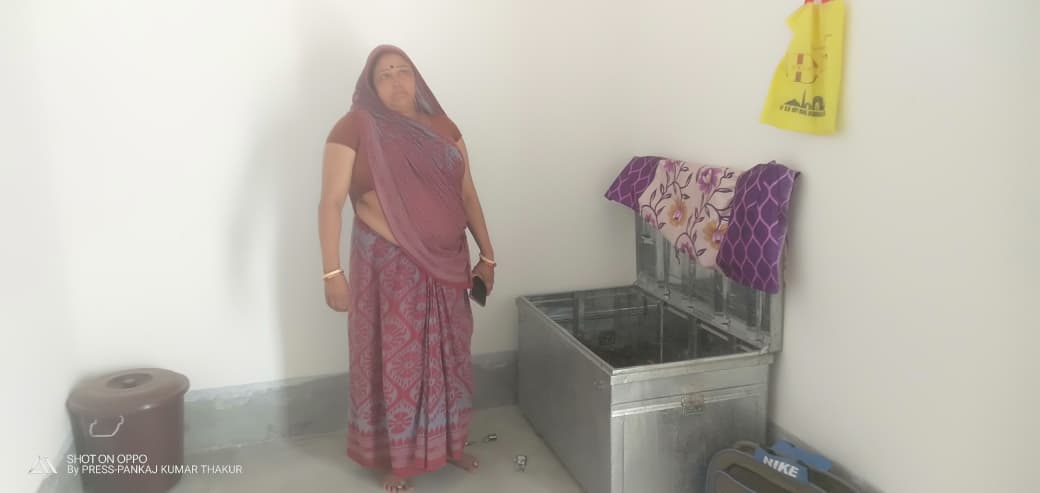 दीवार फांदकर चोरों ने हजारों रूपए की संपत्ति की चोरी।