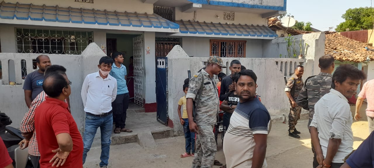 जेवरात साफ करने के नाम पर सोने का कंगन लेकर फरार