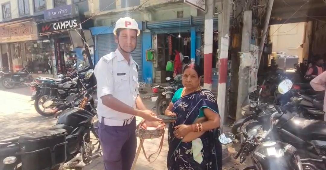 देवघर: ट्रैफिक जवान रियासत अंसारी ने पेश की ईमानदारी की मिसाल, महिला को लौटाया खोया सामान