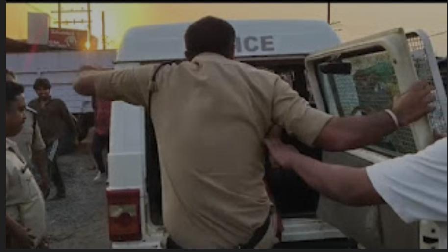 जैतपुर तिराहे पर नशेड़ी युवक का हंगामा, दुकान में तोड़फोड़ से मचा बवाल, पुलिसकर्मी ने मारी लात पुलिस की अमानी में चेहरा युवक को मारा लात