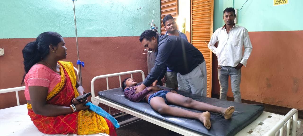 दीवार का पिलर गिरने से किशोर घायल