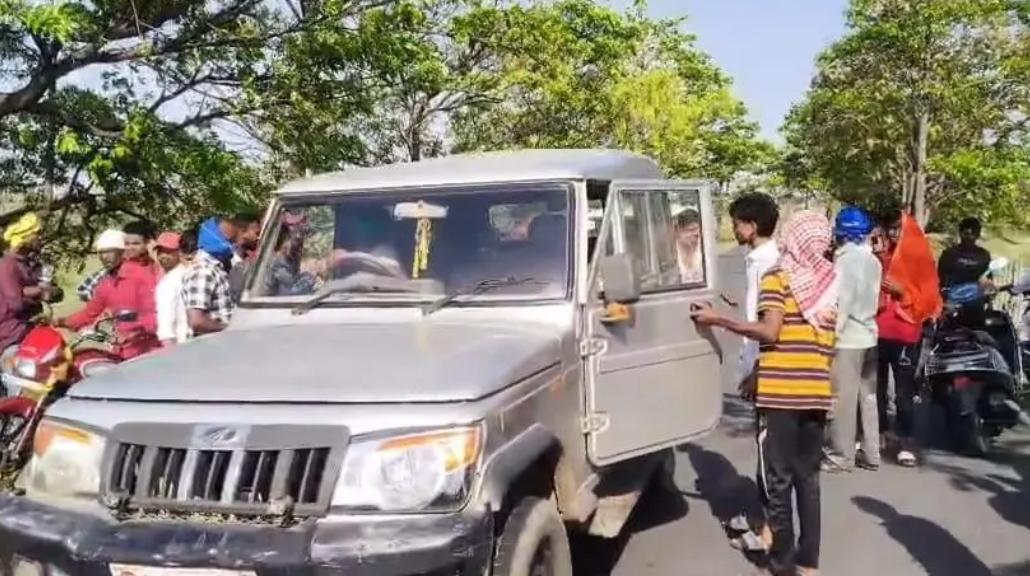 अनियंत्रित होकर बाइक पेड़ से टकराई, शादी का निमंत्रण देने जा रहे दो युवक गंभीर रूप से घायल