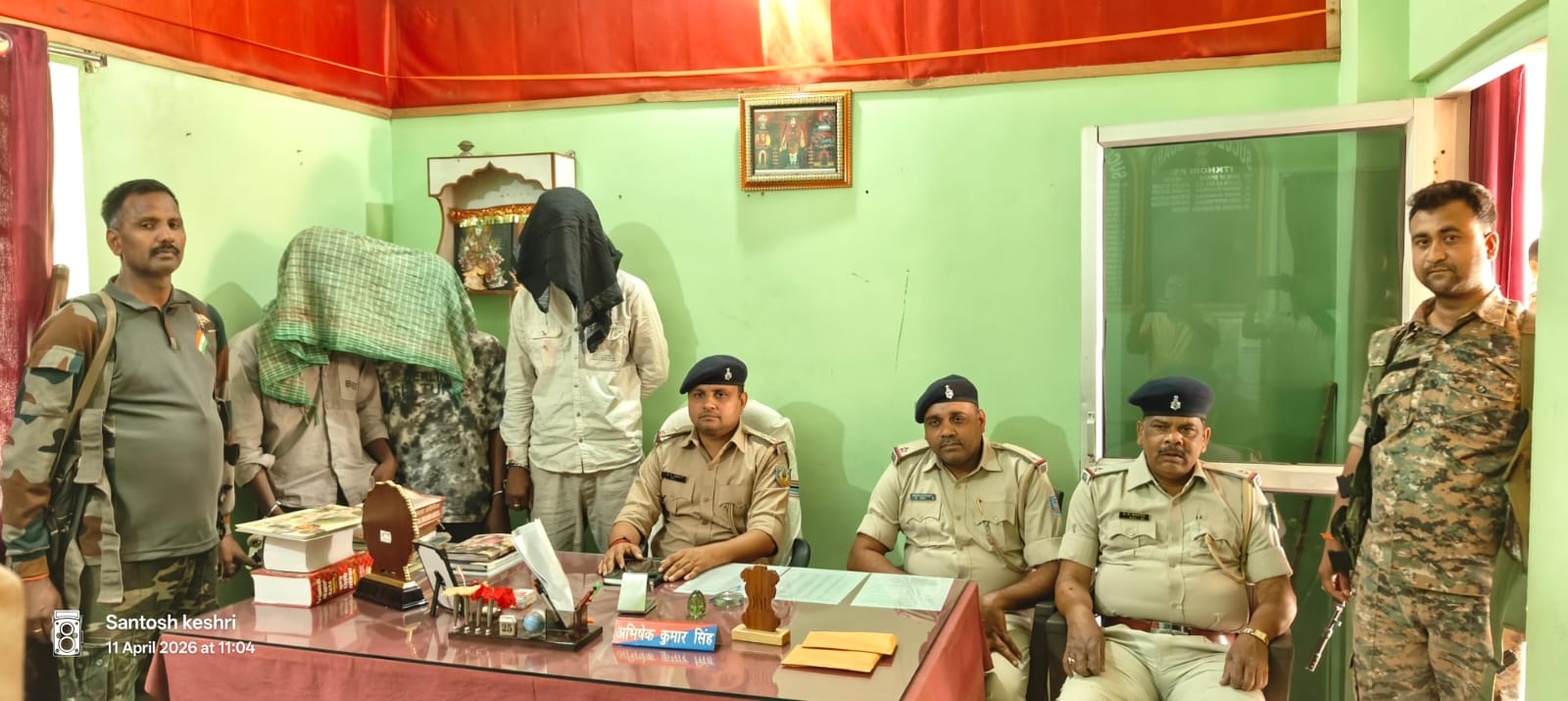 इटखोरी में वाहन चेकिंग के दौरान तीन शातिर चोर गिरफ्तार, चोरी की बाइक व मोबाइल बरामद