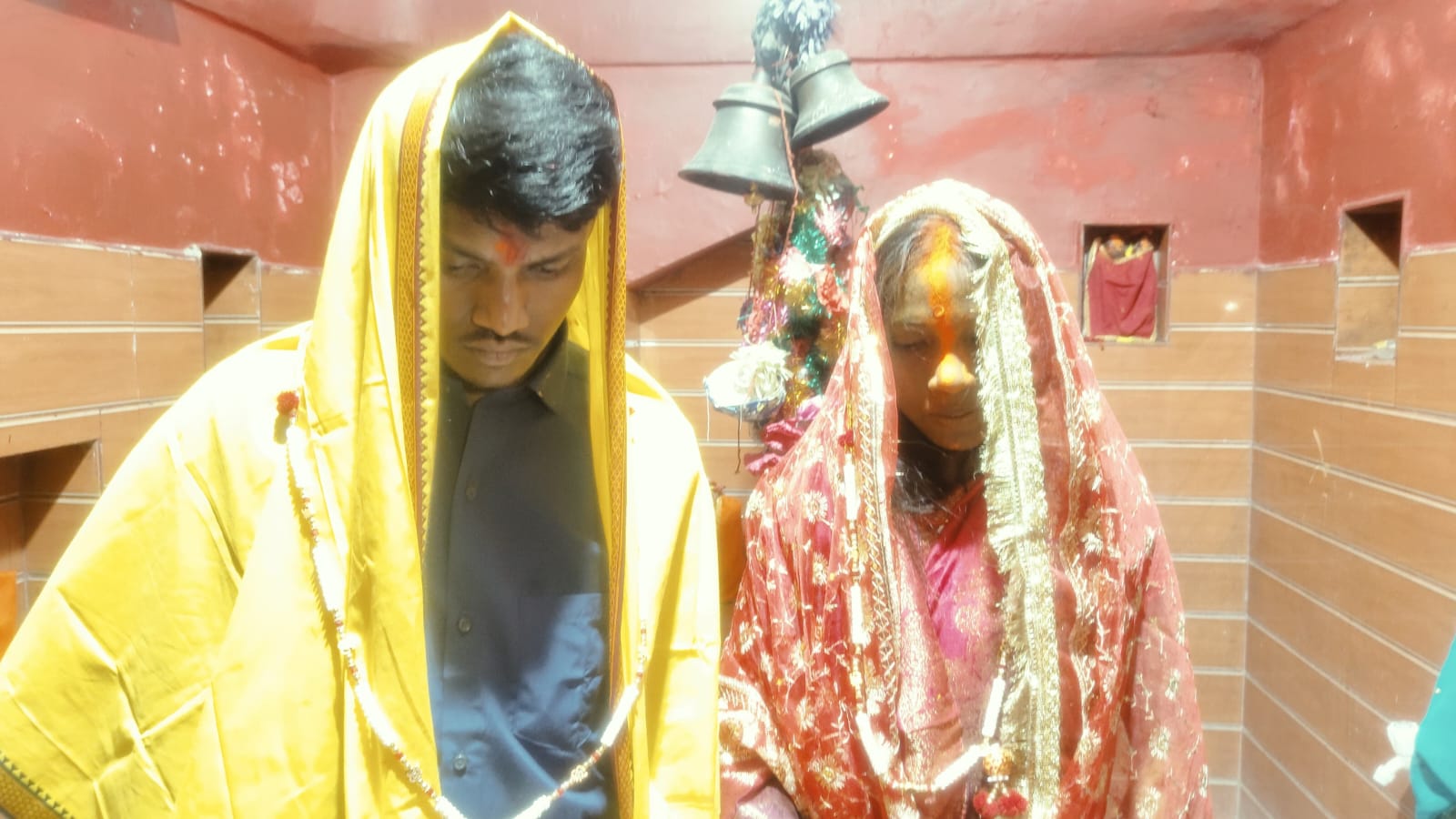 ना बैंड,ना बाजा, ना बाराती,ग्रामीणों ने कराई अनोखी शादी