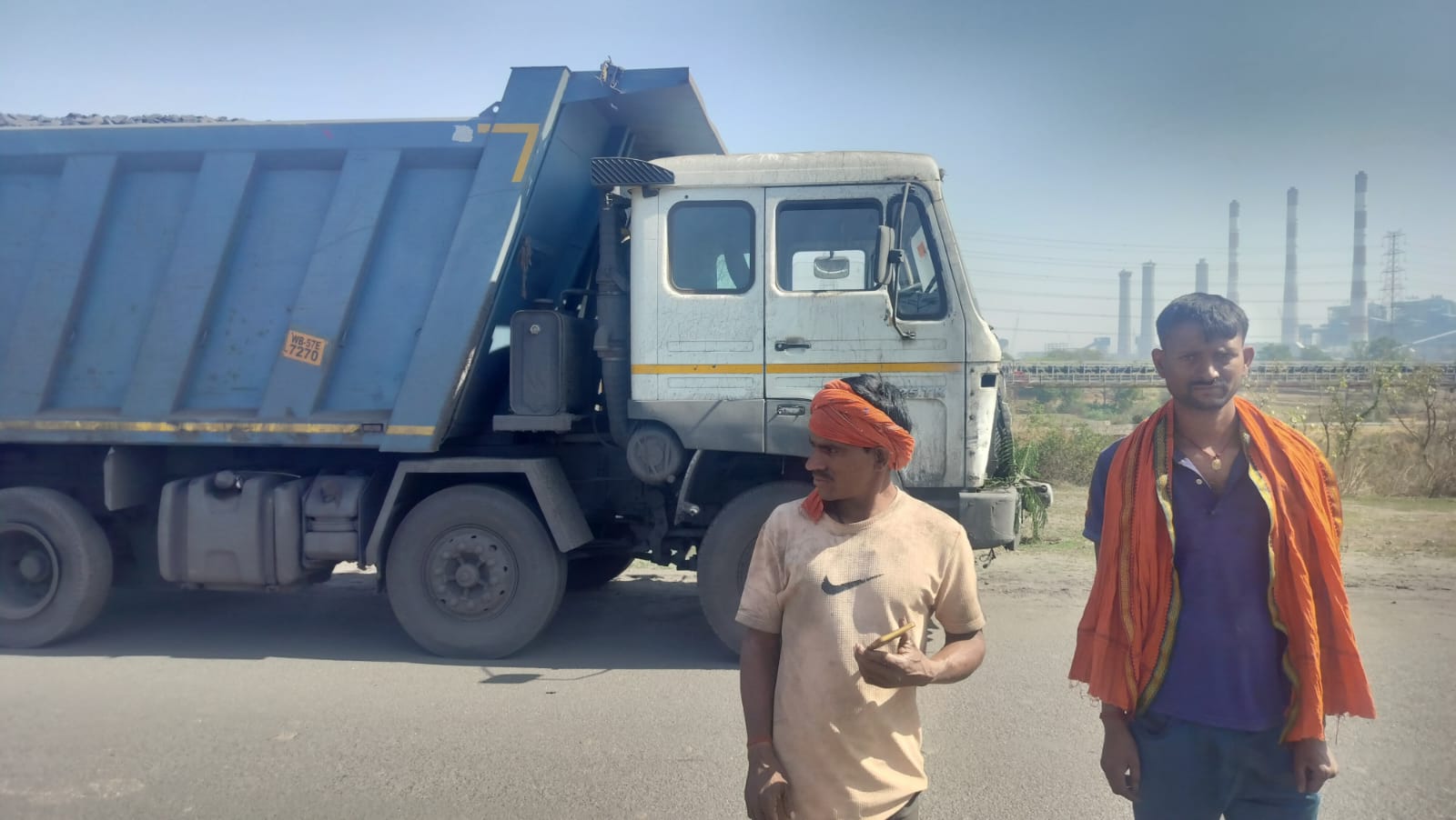 राहम बाईपास झुमरी बैरियर के पास हाइवा ड्राइवर एवं मालिक के साथ मारपीट कर हजारों रुपए की डीजल चोरों ने चोरी कर लिया।