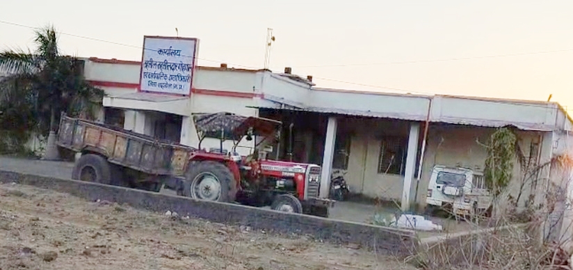 गोहपारू थाना क्षेत्रः एसडीएम काजोल सिंह का कड़ा प्रहार, अवैध मुरूम उत्खनन करते लाल मैसी ट्रैक्टर जब्त पुलिस करती रही गस्त