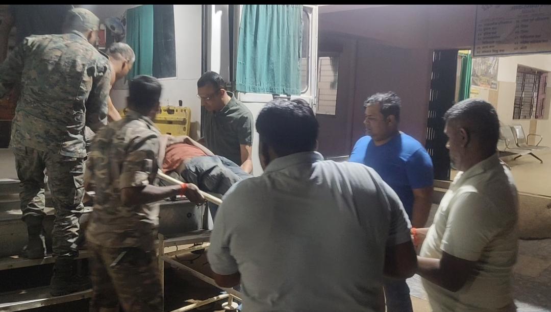 अज्ञात वाहन की चपेट बाइक सवार एक युवक गंभीर रूप से घायल