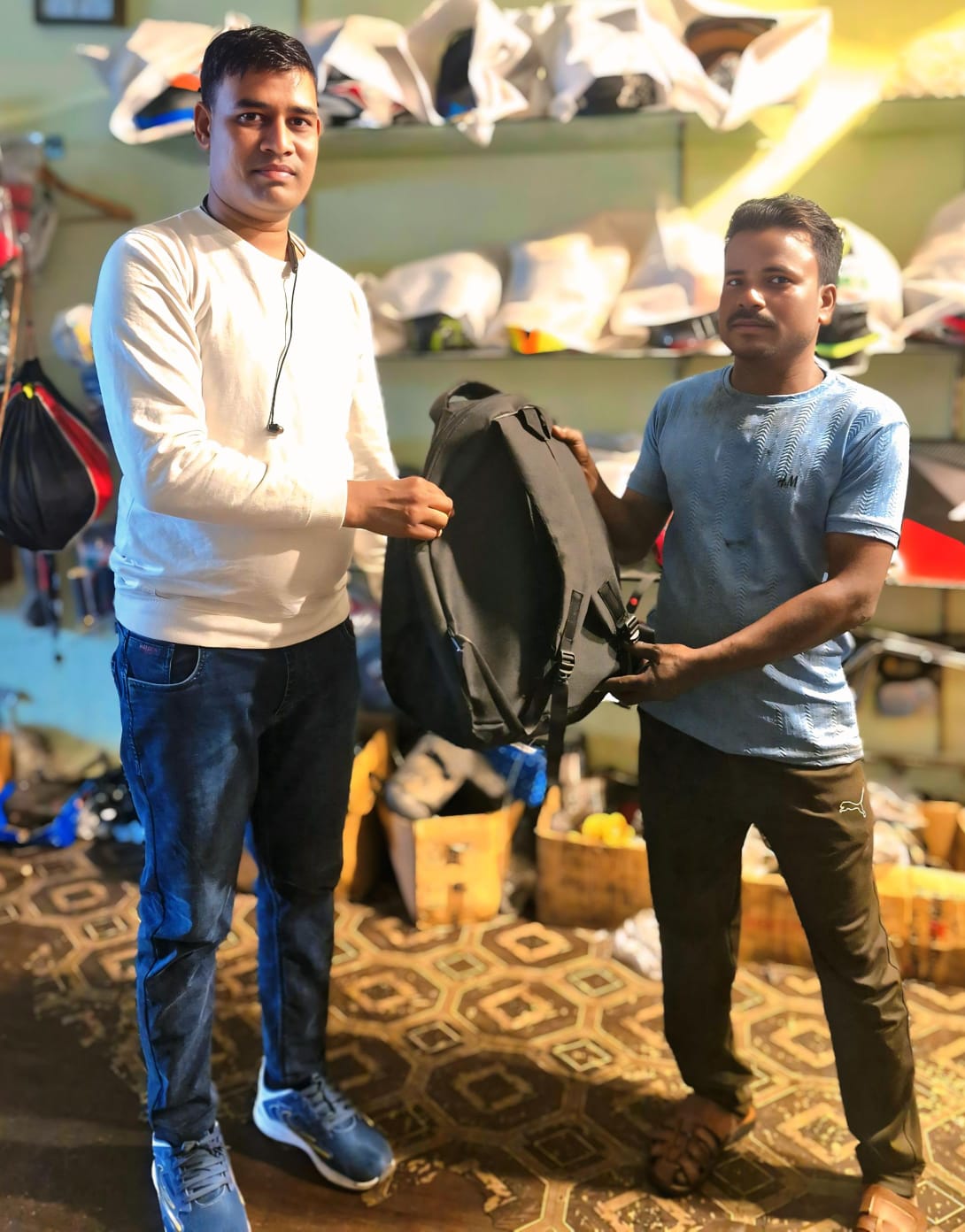 बाईक मैकेनिक युवक ने पेश की ईमानदारी की मिसाल, पत्रकार को सौंपा खोया हुआ बैग, जिसमें थे 50 हजार