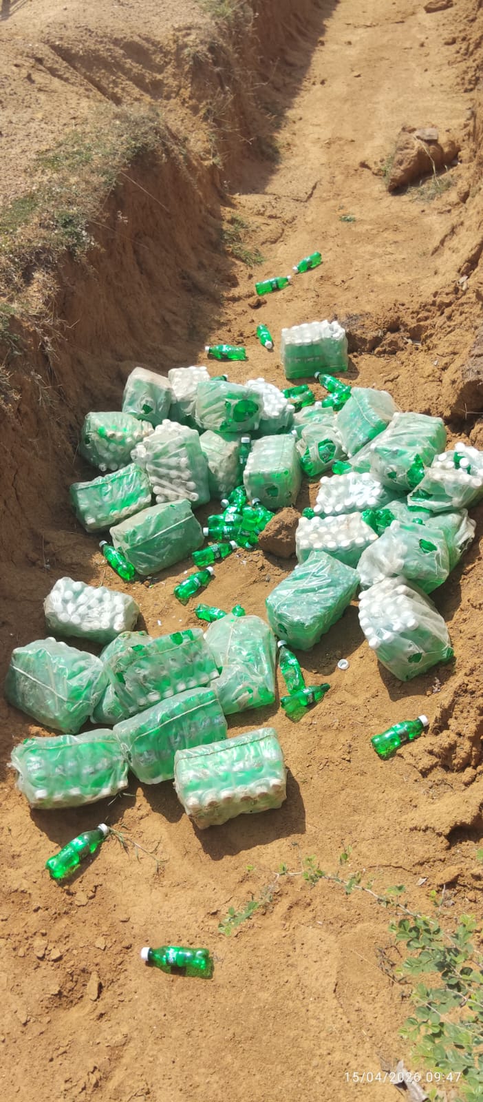 रामगढ़ बाजार में एक्सपायरी कोल्ड ड्रिंक बिक रहा है धरलले से , जोगिया सड़क किनारे फेंका देखा गया हजारों रुपए के एक्सपायरी कोल्ड ड्रिंक