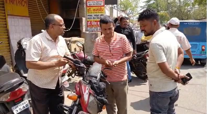 धनबाद के हीरापुर में शॉर्ट सर्किट से बिजली खंभे में भीषण आग, नीचे खड़ी बाइक जलकर राख