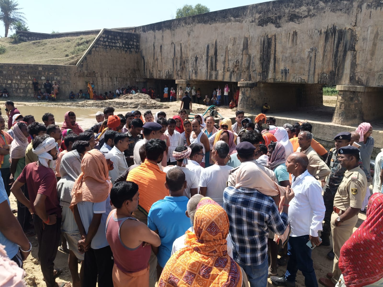 उत्तर कोयल नहर की ठेकेदारों की लापरवाही ने ली 13 वर्षिय युवक की जान, पानी में डुबने से हुई मौत।