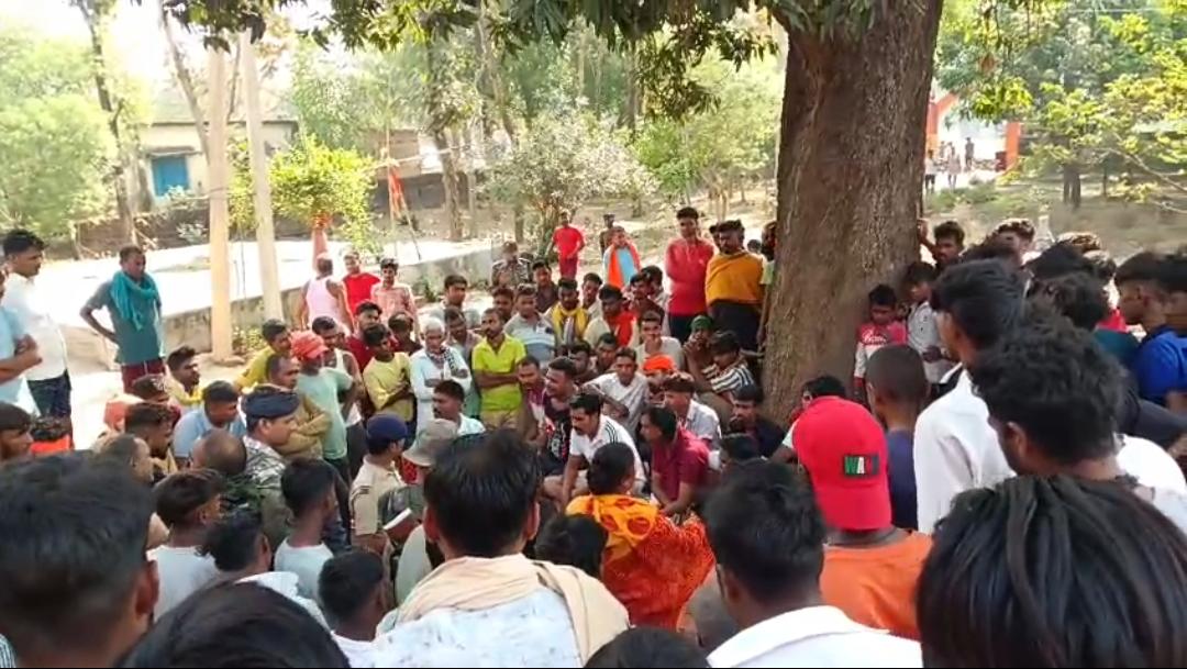 मंदिर के बाहर चहारदीवारी पर किसी अज्ञात ने लिख दिए अपशब्द,