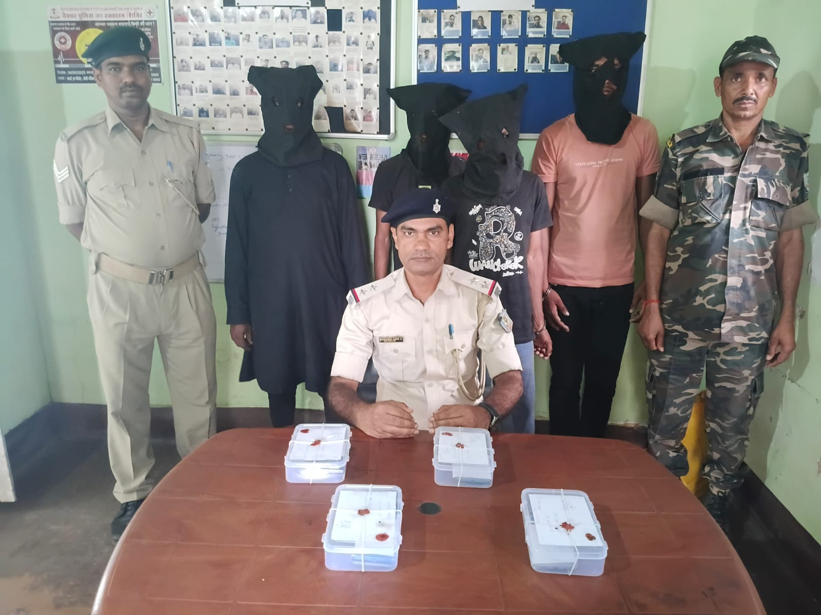 पुलिस ने छापेमारी कर चार शातिर साइबर अपराधियों को किया गिरफ्तार