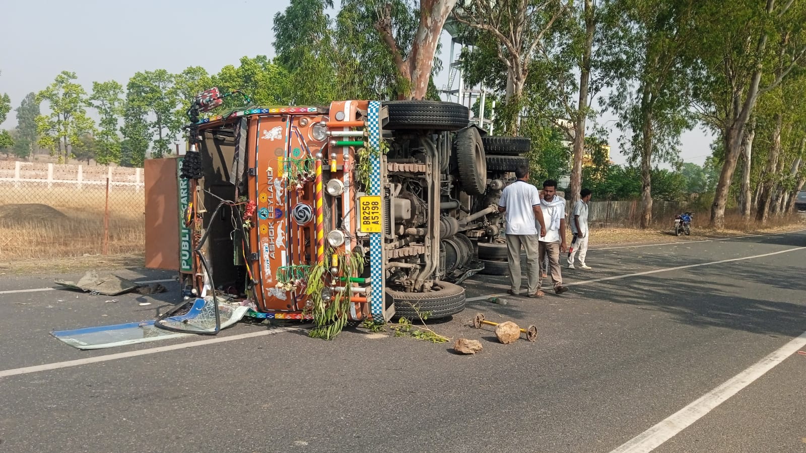बारियातू-चतरा मुख्य पथ स्थित आयुष्मान आरोग्य मंदिर के समिप पार्सल वाहन पलटा