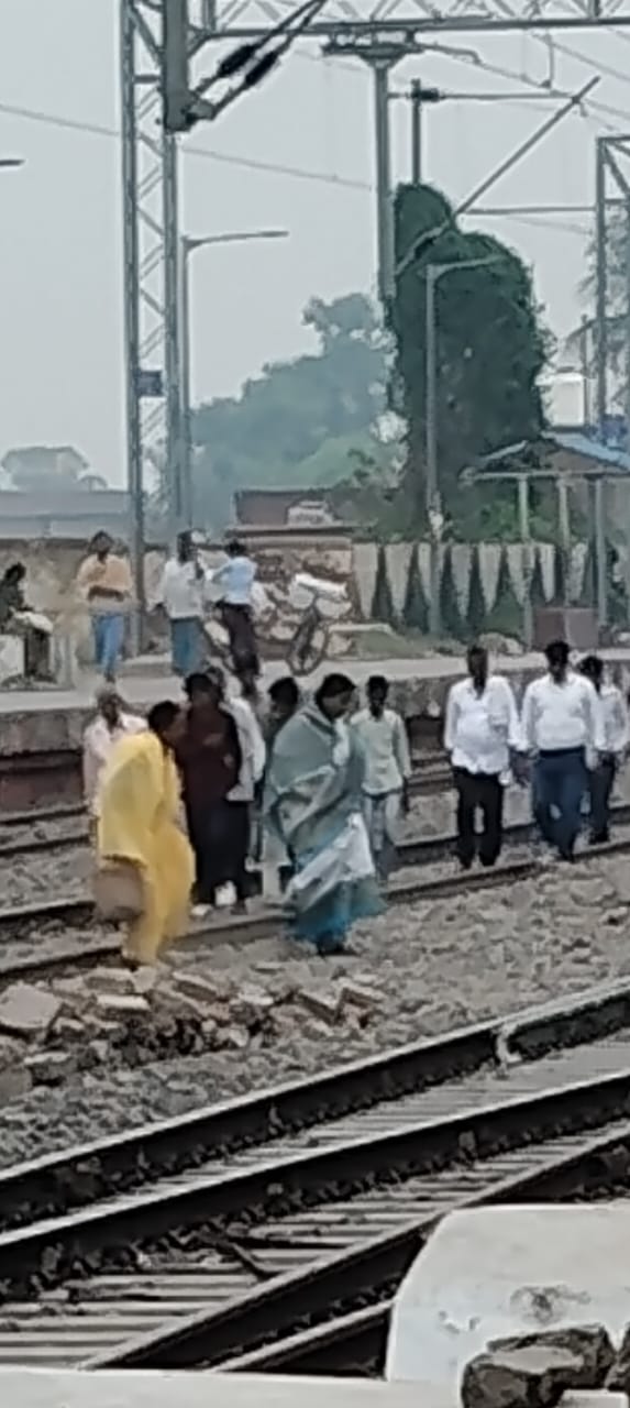 जान जोखिम में डालकर लोग करते है रेलवे ट्रैक पार