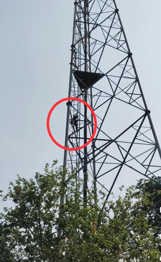 कक्षा नौवीं के फेल छात्र ने ऊंचे टावर पर चढ़ा, कड़ी मशक्कत के बाद सुरक्षित नीचे उतारा