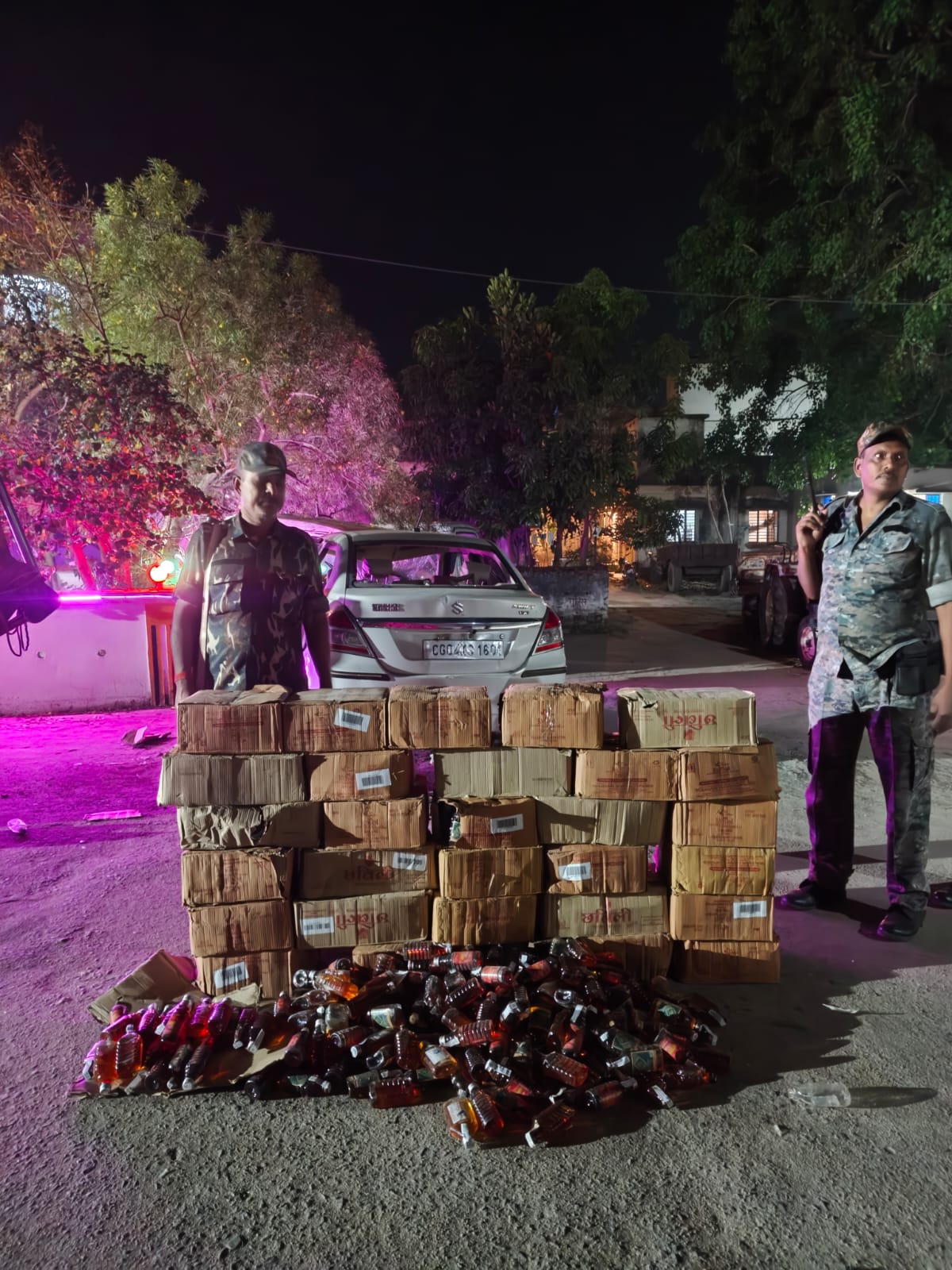 पुलिस ने स्विफ्ट कार का पीछा कर पकड़ी 275 लिटर शराब, तस्कर गिरफ्तार।