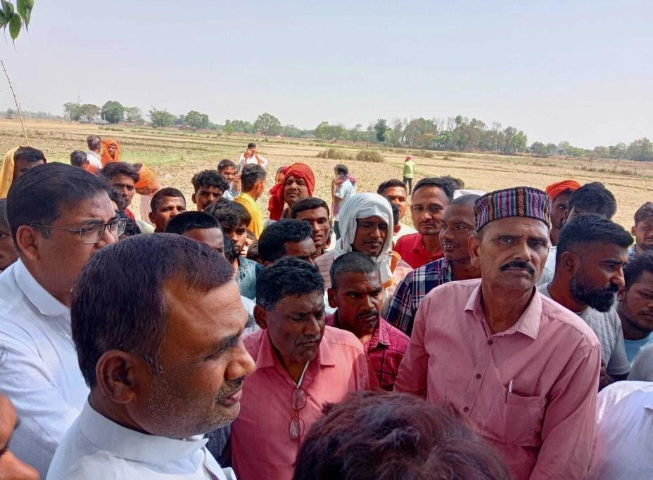 करंट की चपेट में आकर बिजली कर्मी की मौत, आक्रोशित ग्रामीणों ने जीटी रोड किया जाम।