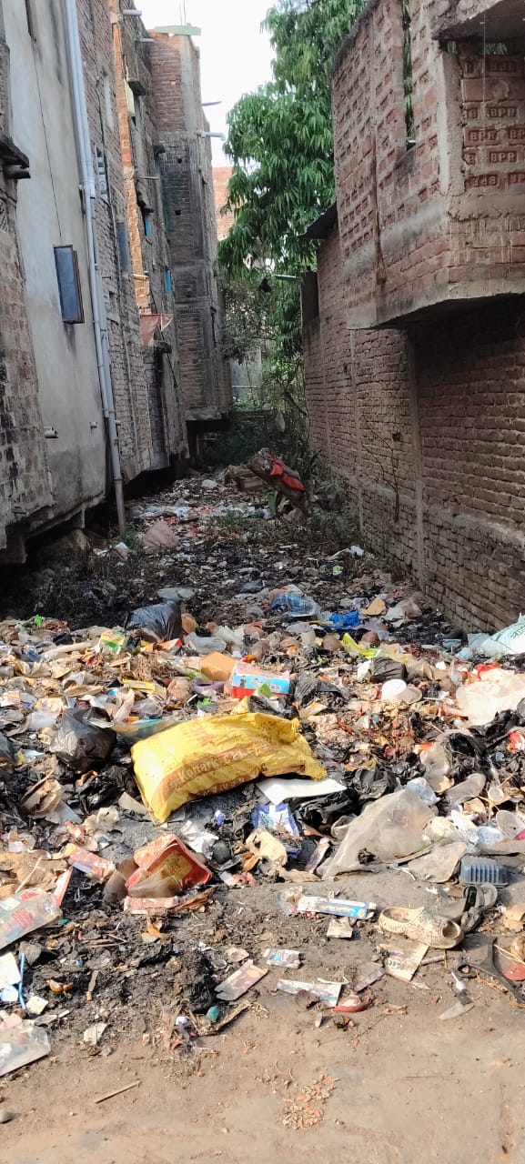 कजरा में कूड़ेदान बने पहाड़ी नदी से फैल रही है गंदगी