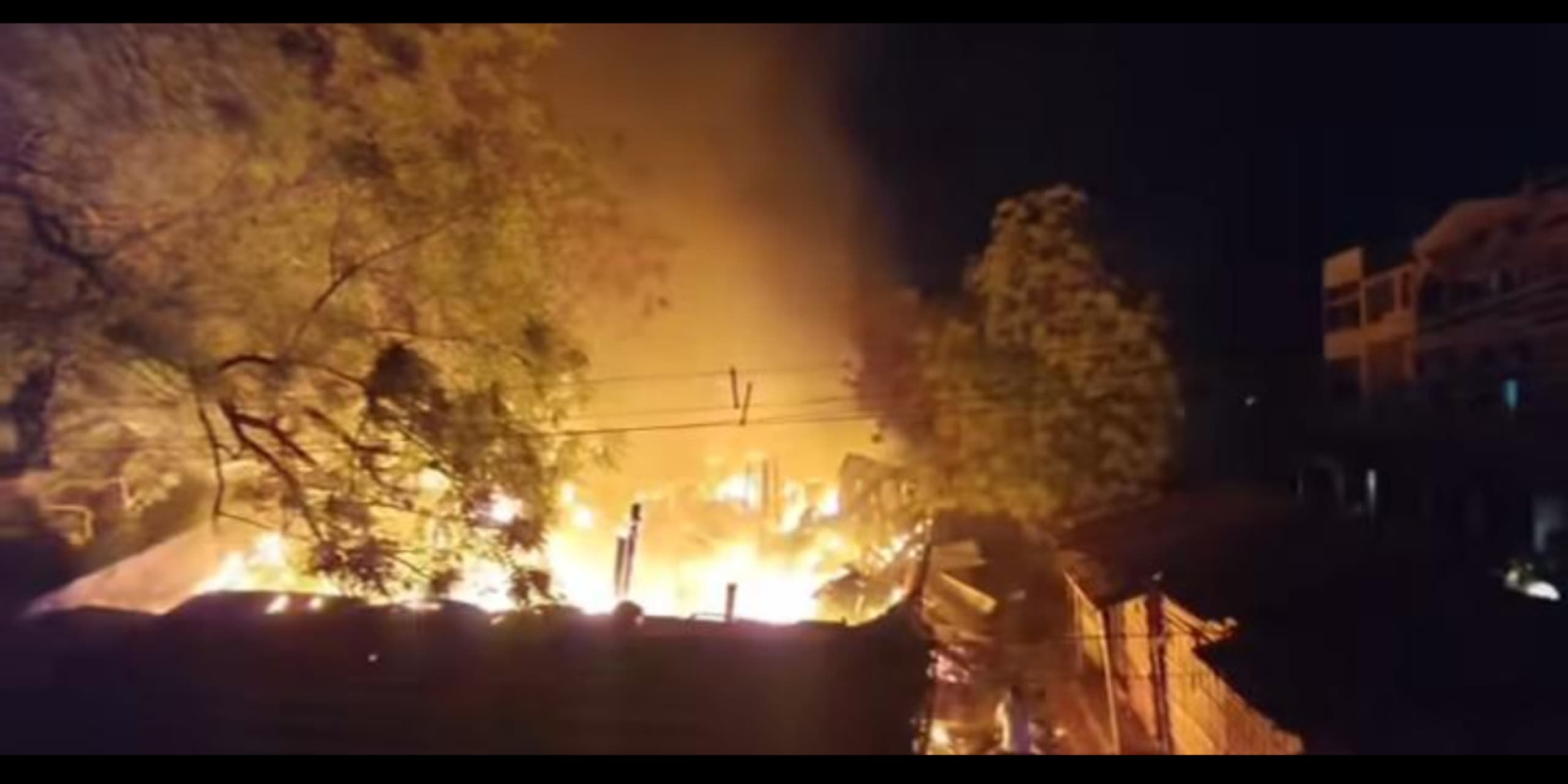 तीनपहाड़ सब्जी मंडी में भीषण अगलगी, सभी दुकानें जलकर राख