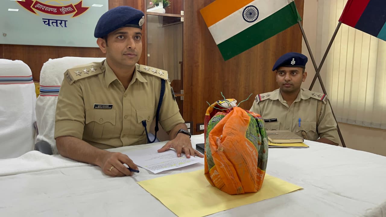 चतरा पुलिस की बड़ी कार्रवाई, 24 लाख की अफीम व डोडा जब्त, तस्करों में हड़कंप