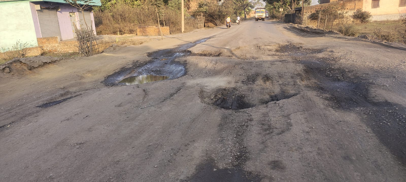 टंडवा के चूंदरू मोड़ उड़सू से डामहाबगी तक सड़क हुई जर्जर