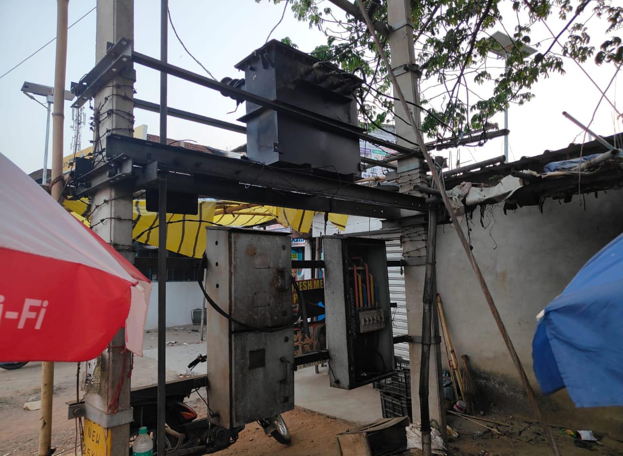 बिजली संकट: जमुआ में दो ट्रांसफार्मर जलने से अंधेरे में डूबा बाजार, व्यापारियों का कारोबार ठप