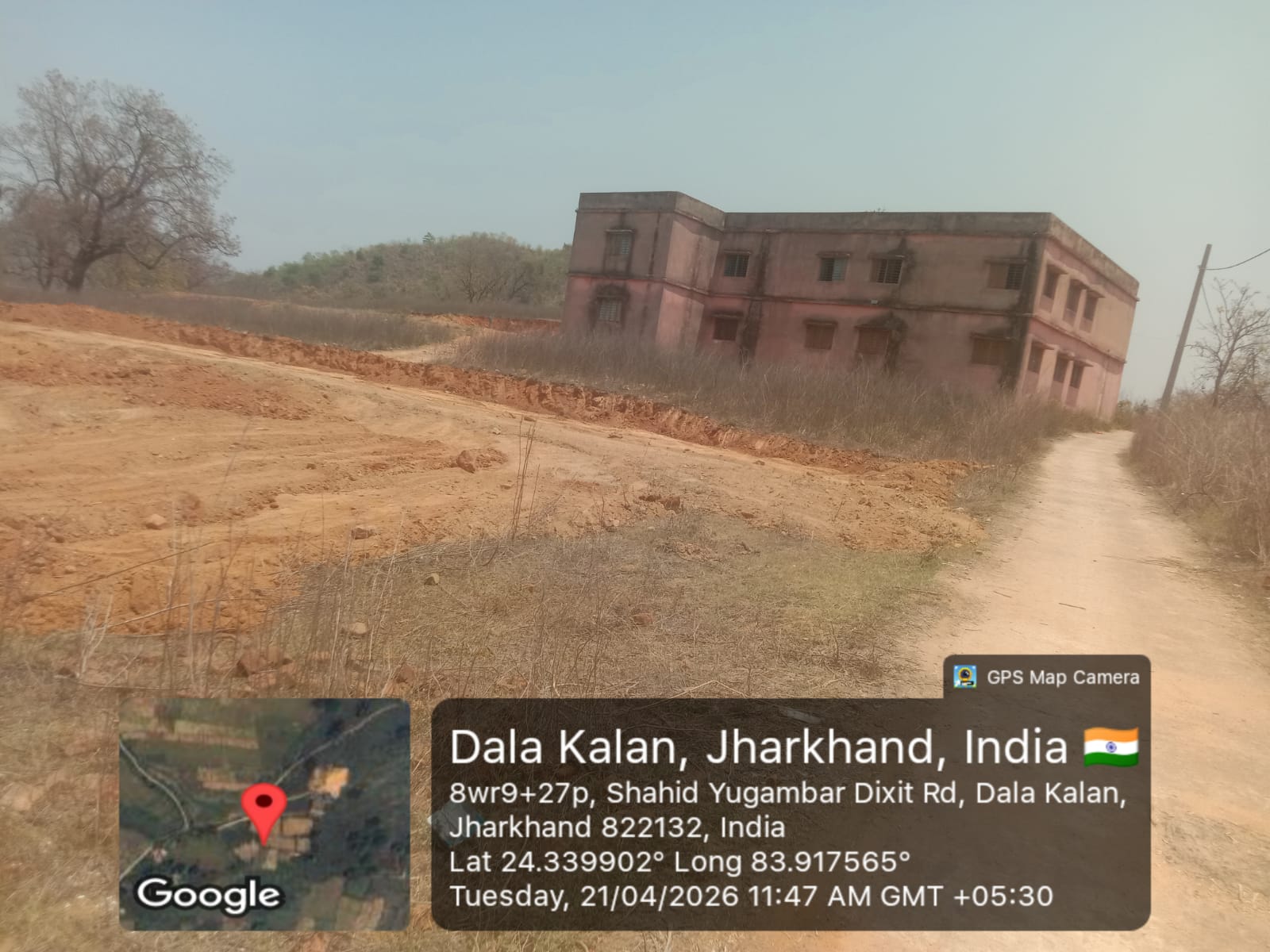 हाई स्कूल से सटी भूमि पर कब्जे की कोशिश,ग्रामीणों में आक्रोश