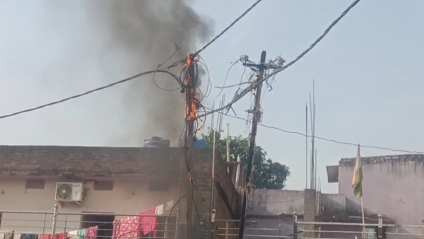 ग़ालिब कॉलोनी में एलटी केबल में लगी आग।