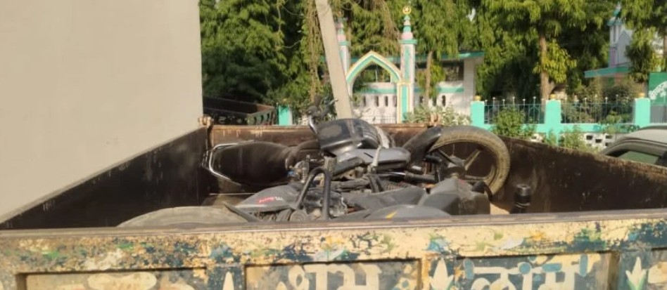 बालू तस्करों के विरुद्ध कार्रवाई में युवकों ने डाली बाधा,ट्रैक्टर ट्राली व तीन बाइक जब्त।