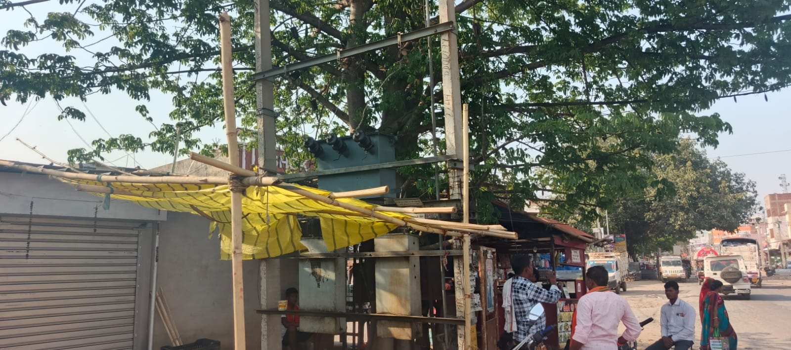 भीषण गर्मी के बीच जमुआ में बिजली संकट गहराया: चंदे से मंगाया गया ट्रांसफार्मर 10 घंटे बाद फिर खराब
