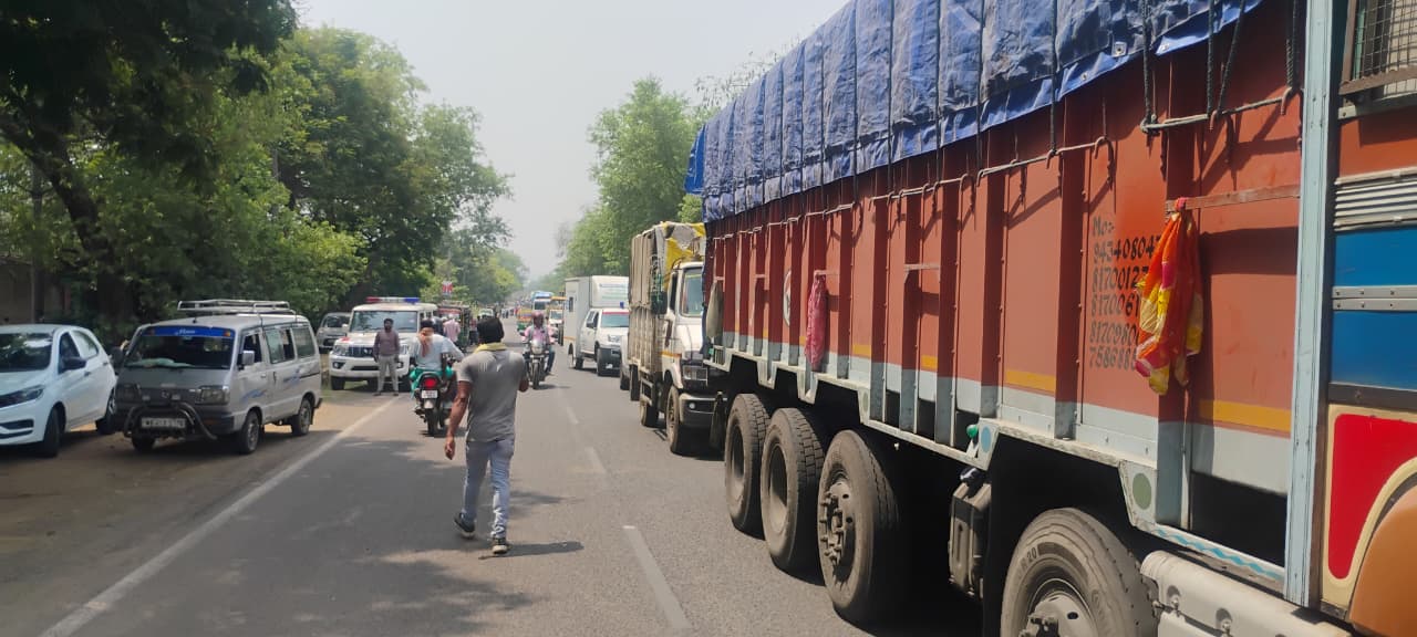 पानी की किल्लत को लेकर ग्रामीणों ने दुमका-पाकुड़ सड़क किया जाम