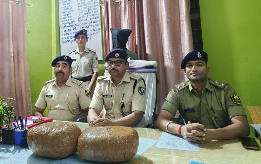 चार किलो गांजा के साथ युवक गिरफ्तार, बाइक भी जब्त।