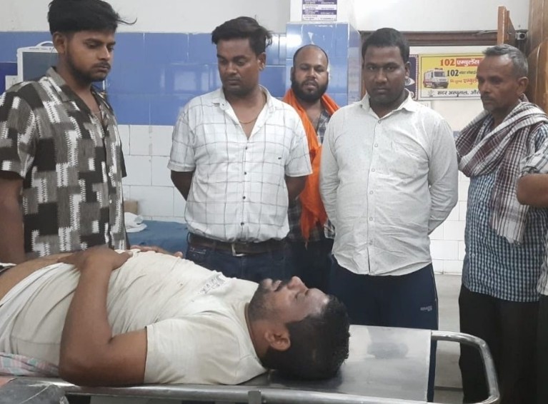 शहर में दिनदहाड़े हमला, कैटरर्स को बदमाश ने मारा चाकू।