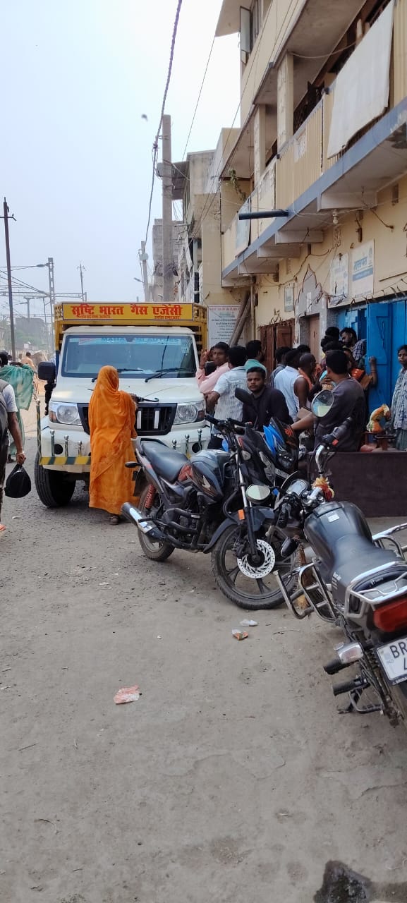 गैस सिलेंडर की गाड़ी लगते ही गैस गोदाम पर टूट पड़ते है लोग